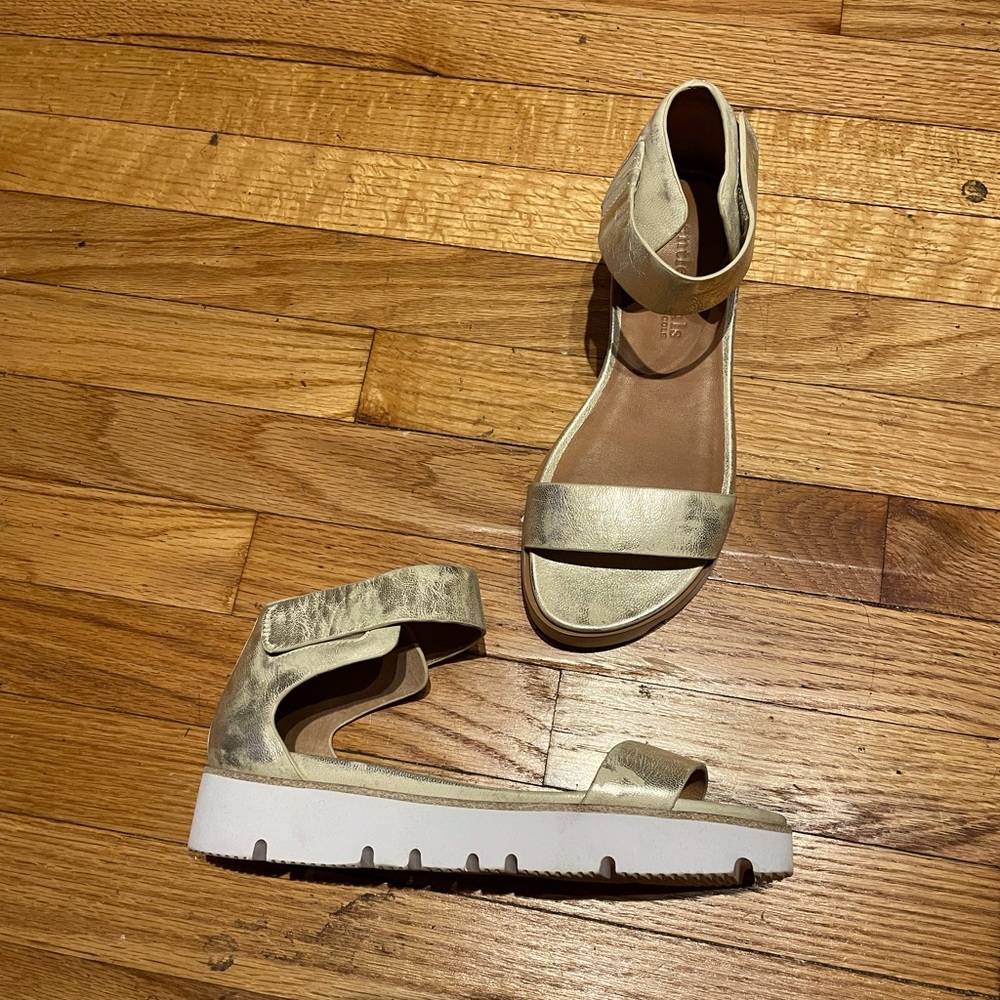 NWOT GENTLE SOULS Lavern GISELE LEATHER WEDGE platform chunky ankle strap ICE
